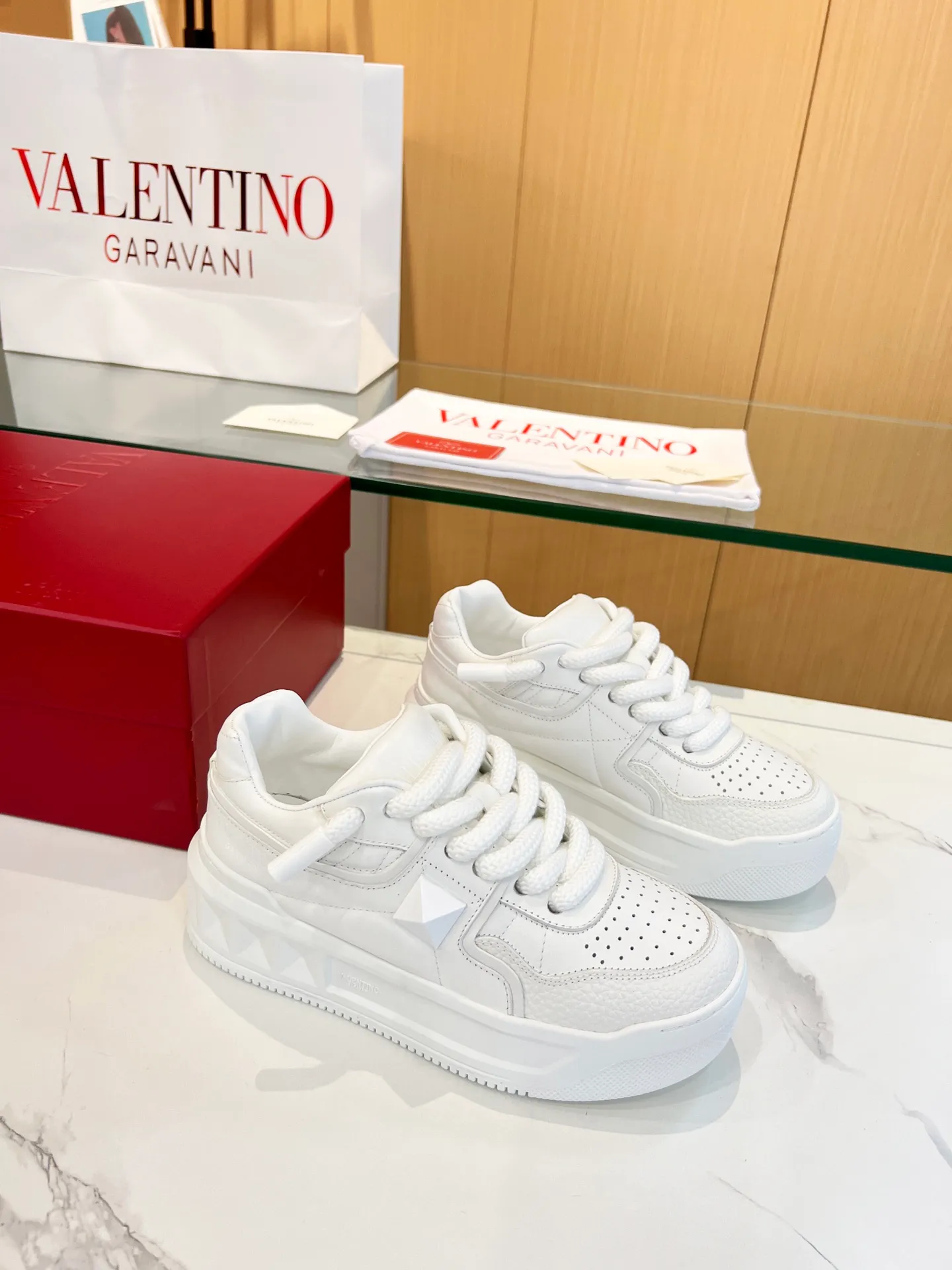 👟👟Ex-factory price 640👟👟 𝑽𝒂𝒍𝒆𝒏𝒕𝒊𝒏𝒐Valentino 𝑶𝒏𝒆𝑺𝒕𝒖𝒅 Couple sneaker series Valentino 2023 new couple sneakers are on sale. The original Z👟👟 was purchased and dismantled at the ex-factory price. Repeated pattern making and modifications. We strive to restore it one to one! Top luxury masterpiece. Signature rivet design. Soft and comfortable genuine sheepskin brings excellent and elegant texture and excellent on-foot comfort. Top purchasing version upper: imported calfskin surface/original oil edge craftsmanship. Lining: water-dyed cowhide lining. Outsole: original development 𝐓𝐏𝐔 two-color combination outsole. Packaging: original configuration complete package. Code number: 34-𝟒𝟓